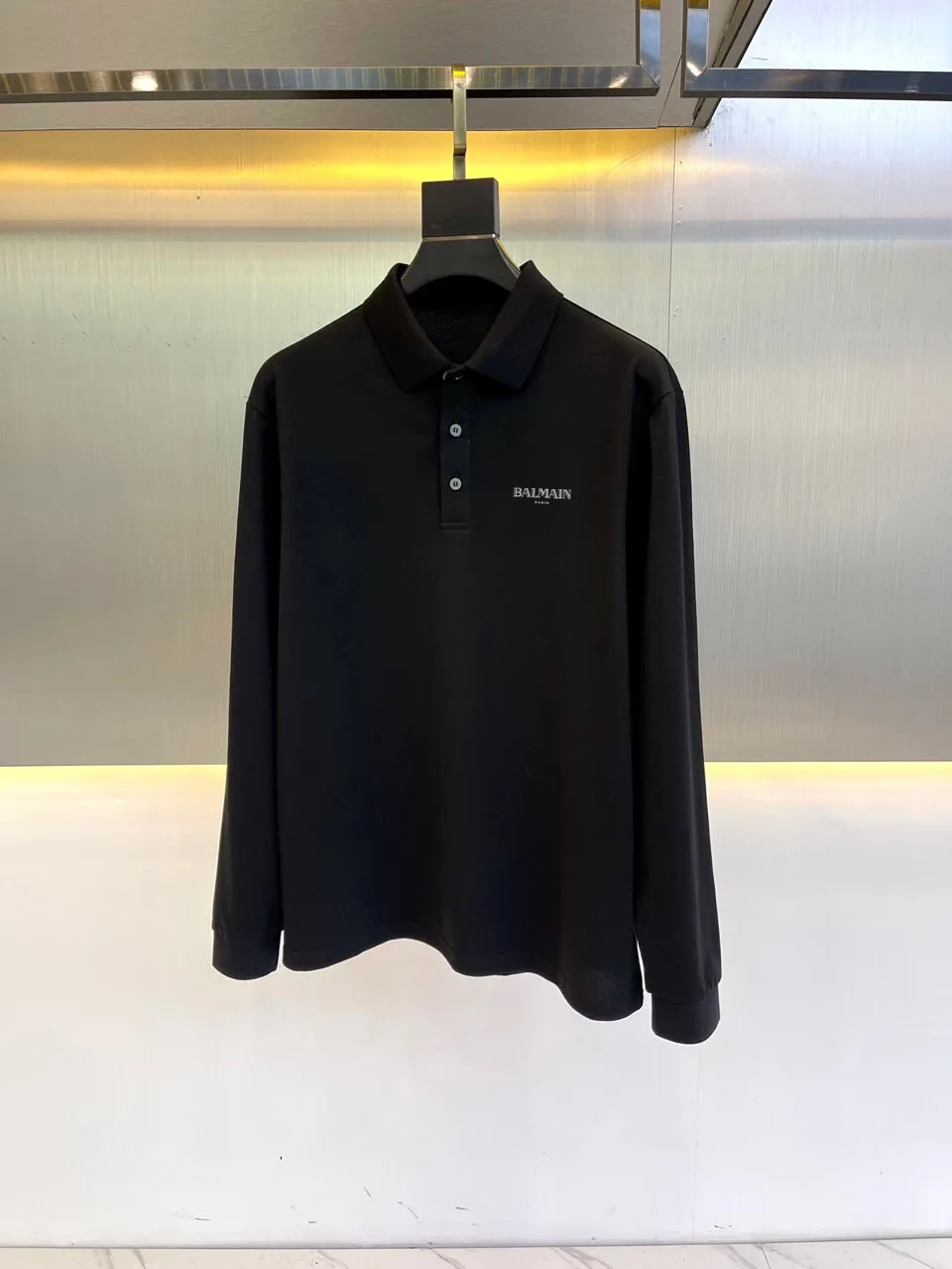 Balmain, new long-sleeved polo shirts, long-sleeved T-shirts, high-end imported custom-woven pique fabrics, custom-woven and dyed in the old-fashioned Italian workshops, extremely luxurious and special materials, the fabric properties are all high-quality, mercerized process, the fabric has high gloss, the mesh structure is delicate and natural, the comfort and breathability are perfect, the tactile experience is self-evident, the ultimate luxury enjoyment! The details are full of high-end, the Classic two-button placket, the visual is quite elegant and fashionable, the taste is full of charm, the light and familiar color matching is superior in compatibility, the upper body is full of luxury and temperament, full of style, perfect for both business and leisure, in line with the urban elitist life philosophy! M-3XL